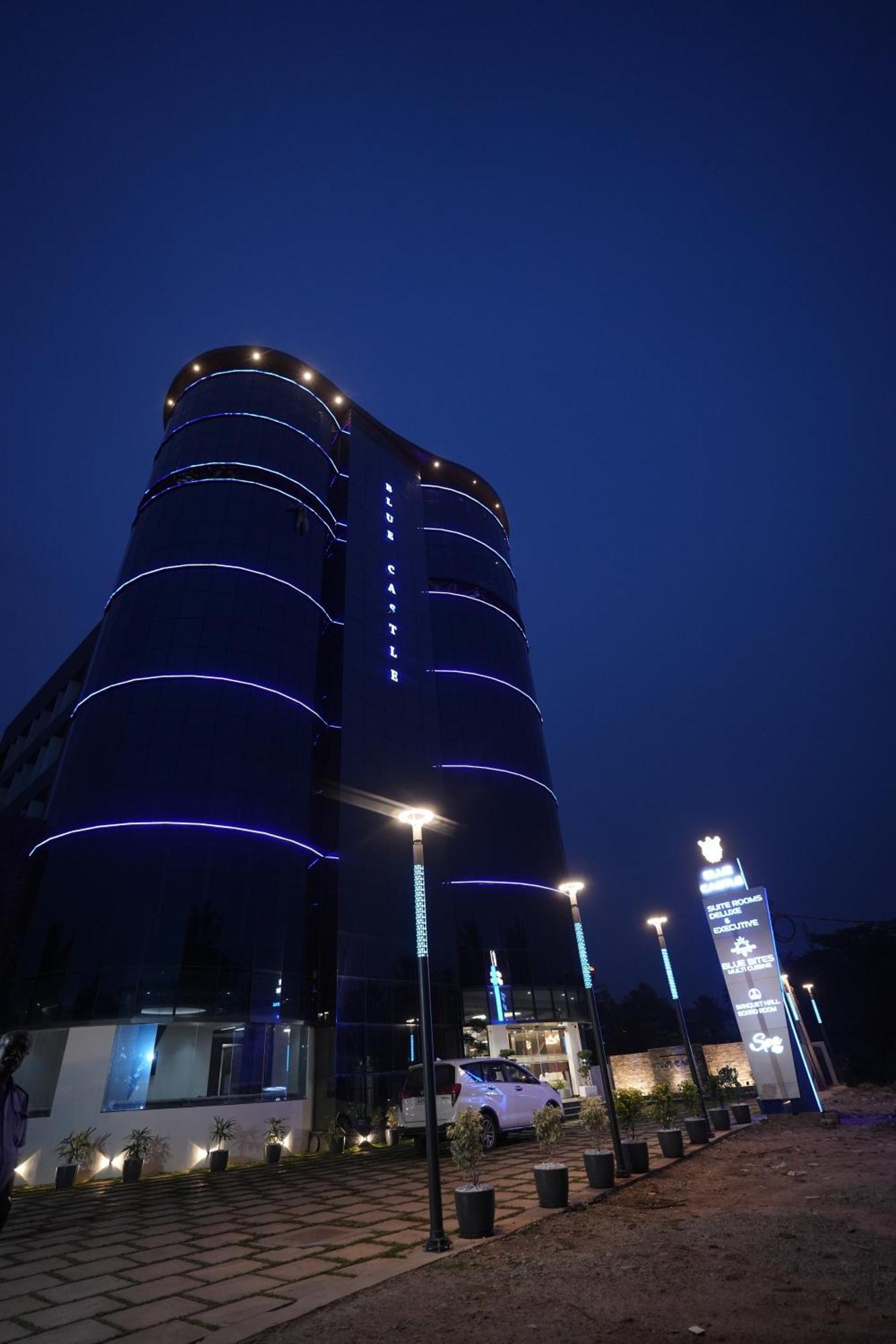Blue Castle Otel Thiruvananthapuram Dış mekan fotoğraf