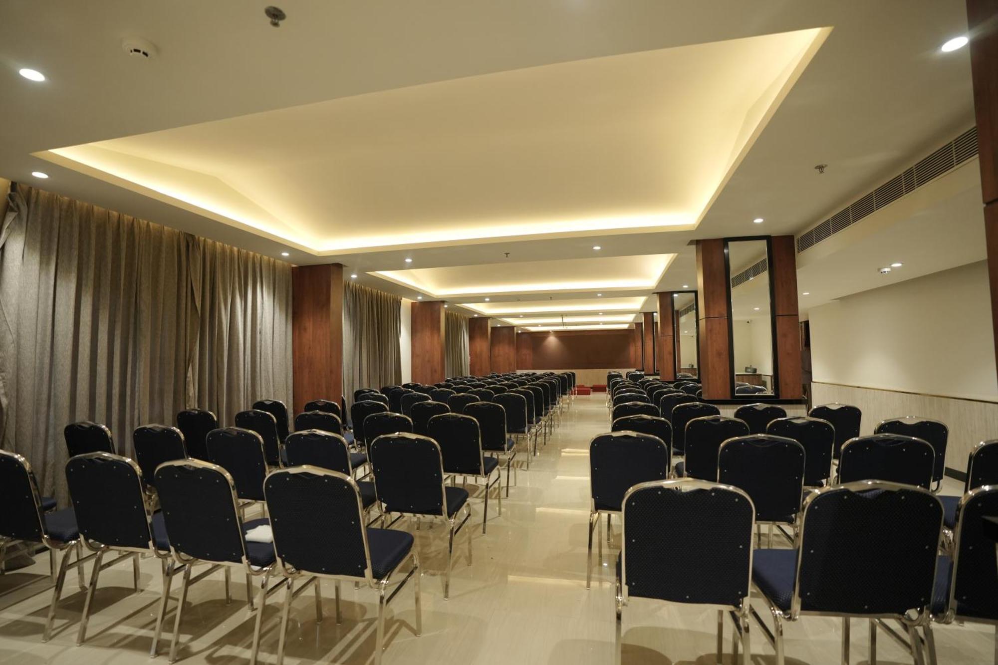 Blue Castle Otel Thiruvananthapuram Dış mekan fotoğraf